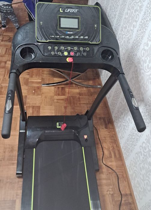Професійна бігова доріжка LIFEFIT