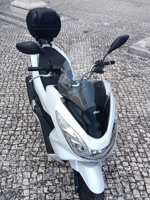 2015 Honda PCX em excelente estado + vidro GIVI + mala Honda (mesma chave)