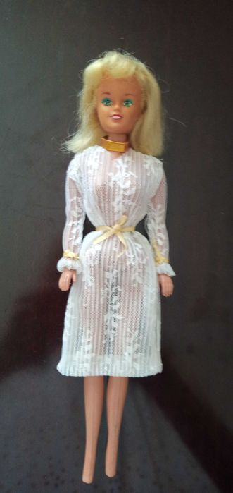 Boneca bar Bie roupa branca cabelo médio 10€