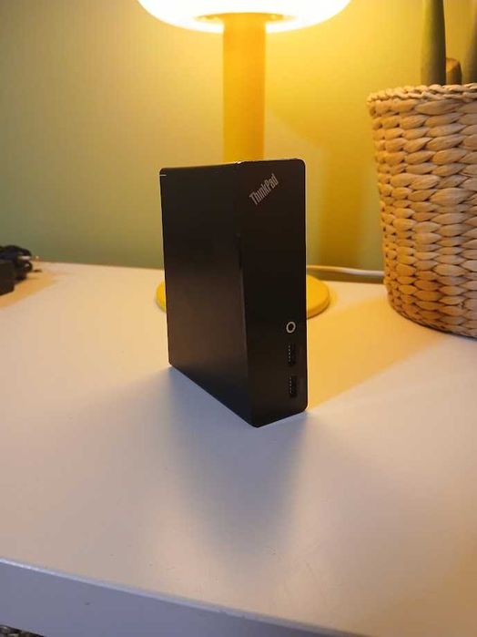 Stacja dokująca do laptopa ThinkPad z kablami