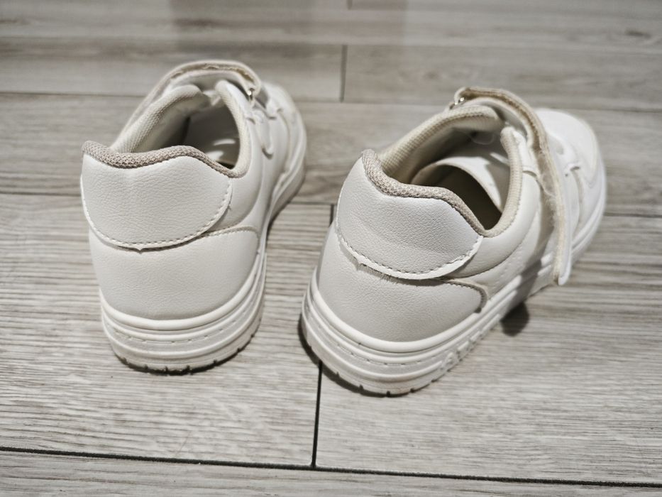 Białe adidaski chłopięce