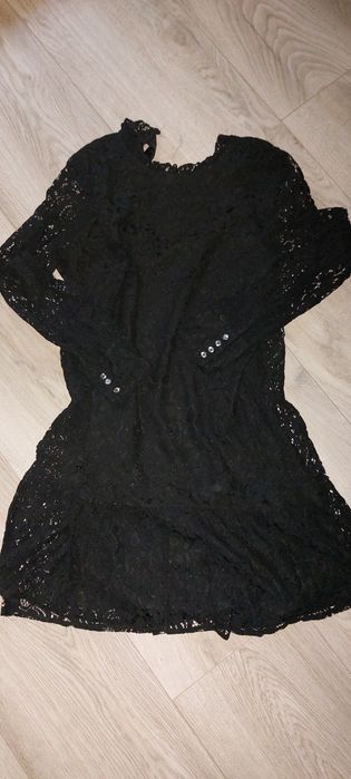 Czarna sukienka koronkowa Sinsay 38