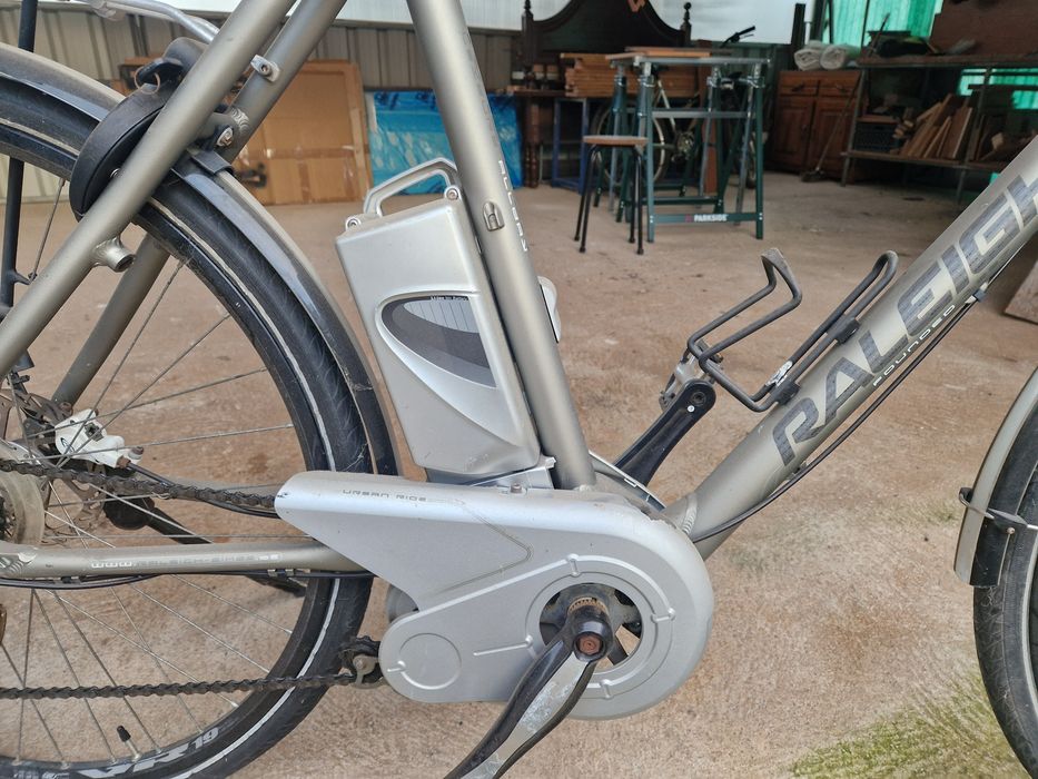 Bicicleta elétrica marca Raleigh