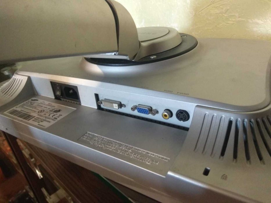 Монитор 20" Samsung 204Ts 1600x1200 4:3