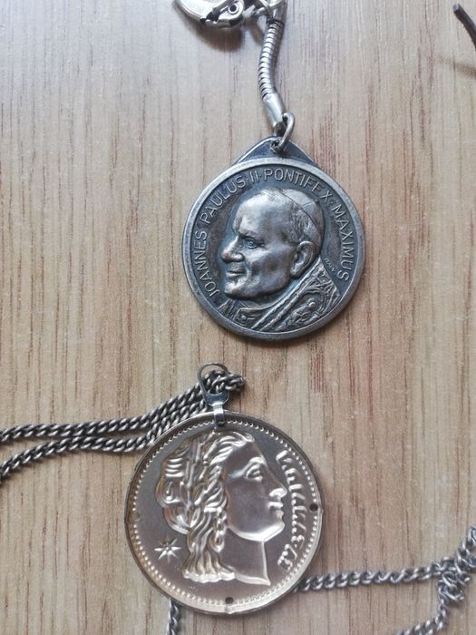 Wisiorki medaliki i krzyżyki.