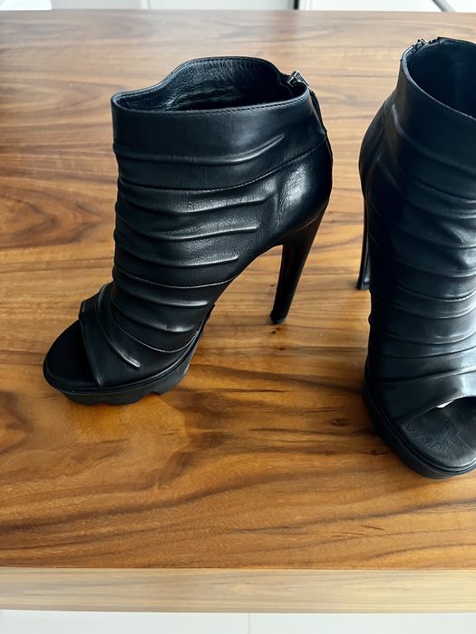 Botki z odkrytymi palcami Vic Matie