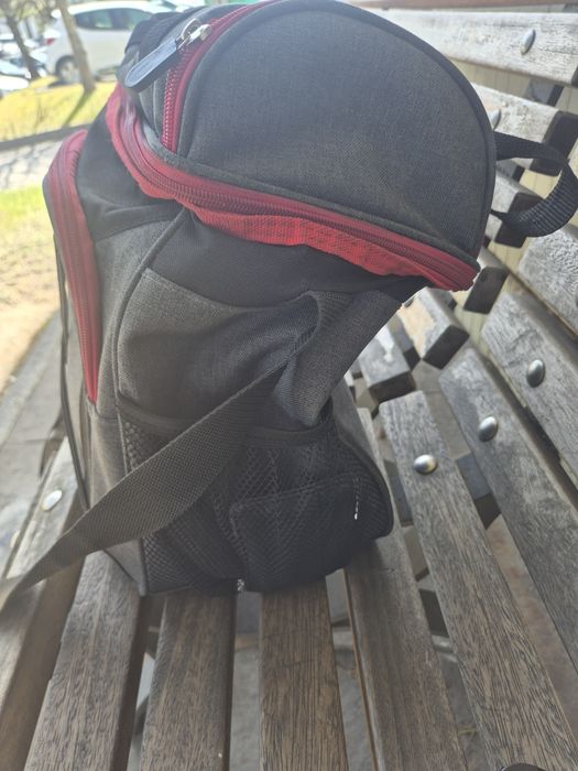 Vendo ou troco mala térmica grilo, de cor cinza/vermellha 25L