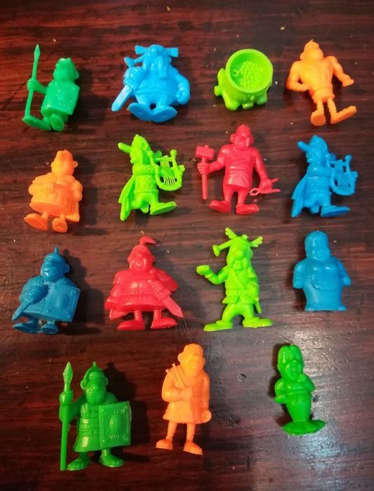 70 Bonecos Dartacão, Asterix, Vickye, 2 Tanques (Past. Elásticas), etc