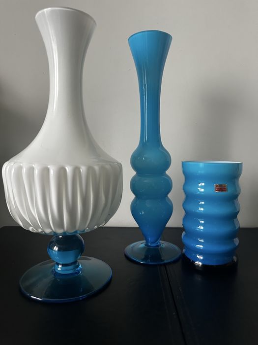 Zestaw trzech wazonów.