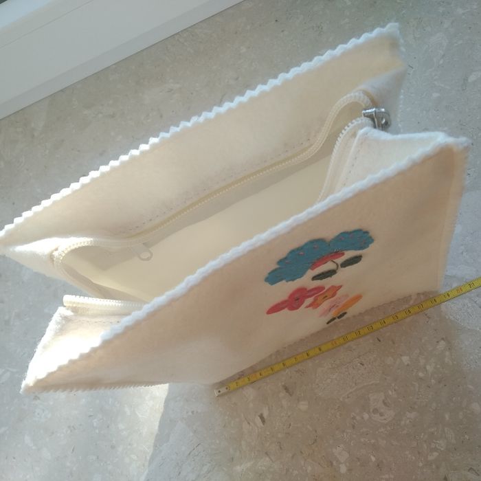 Filcowa biała kosmetyczka Carréblanc