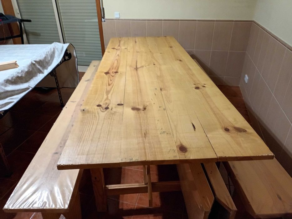 2 Mesas de madeira com bancos