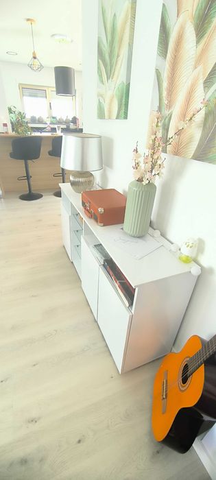 Aparador branco com vidro e luz azul – 1,63 m