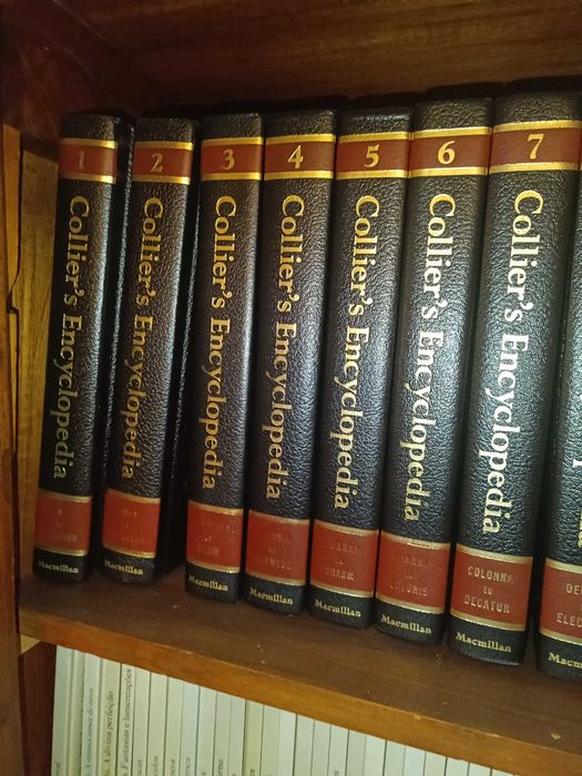 Collier's Encyclopedia completa e como nova