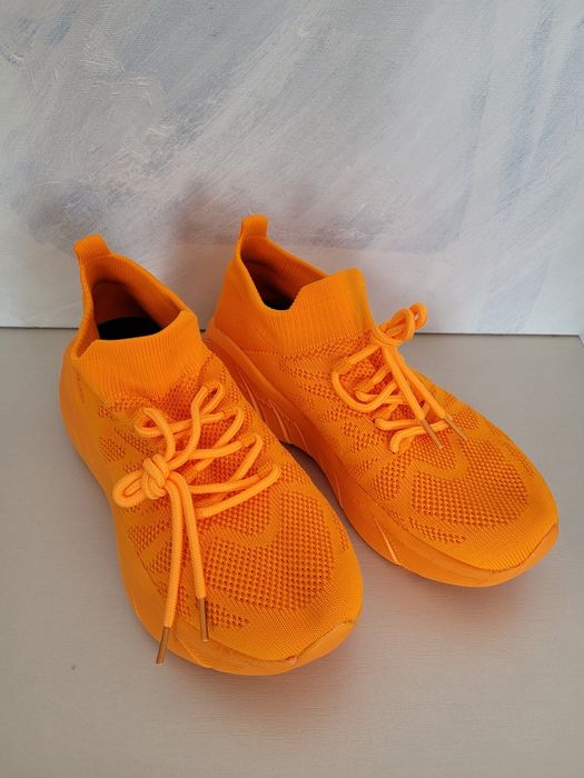 Nowe materiałowe buty sportowe rozmiar 39