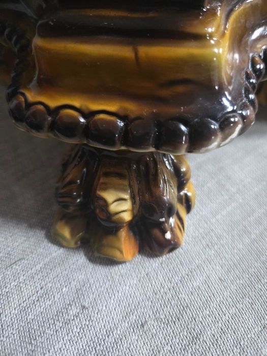 Coluna castanha trabalhada em louca antiga