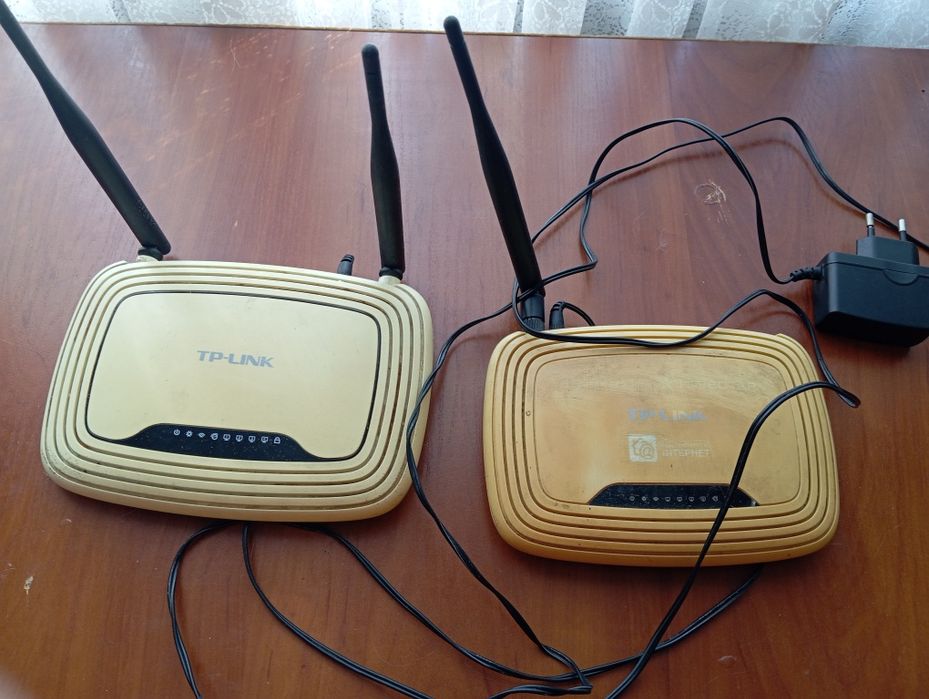 Два вайфай-роутера TP-LINK в хорошем рабочем состоянии