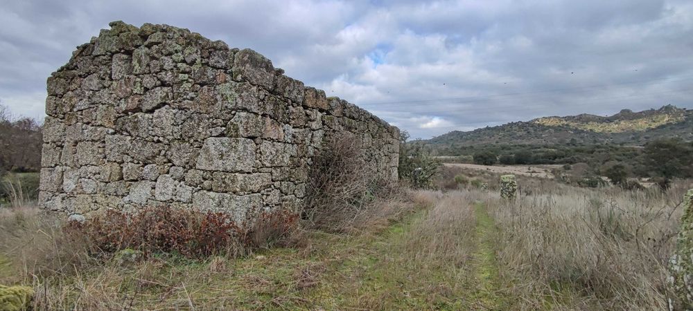 Terreno Rustico com Casa Antiga