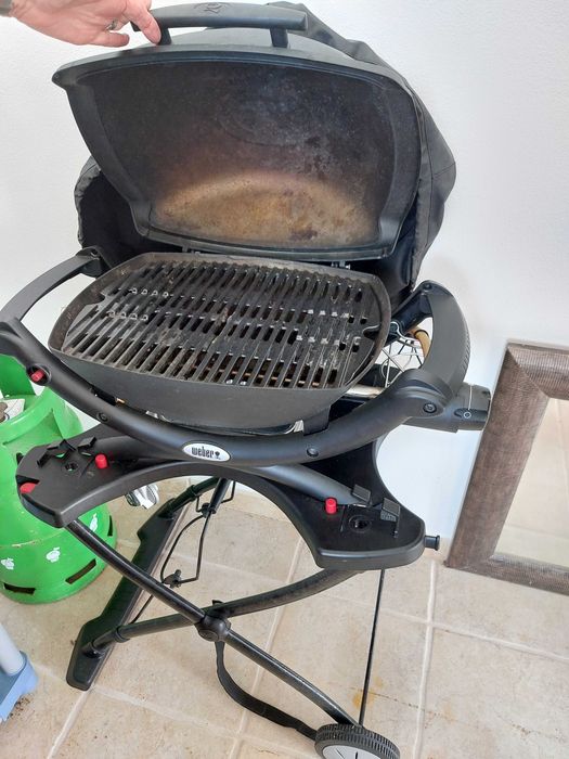 Grelhador a gás Weber Q 1200 em preto, montado num suporte dobrável portátil