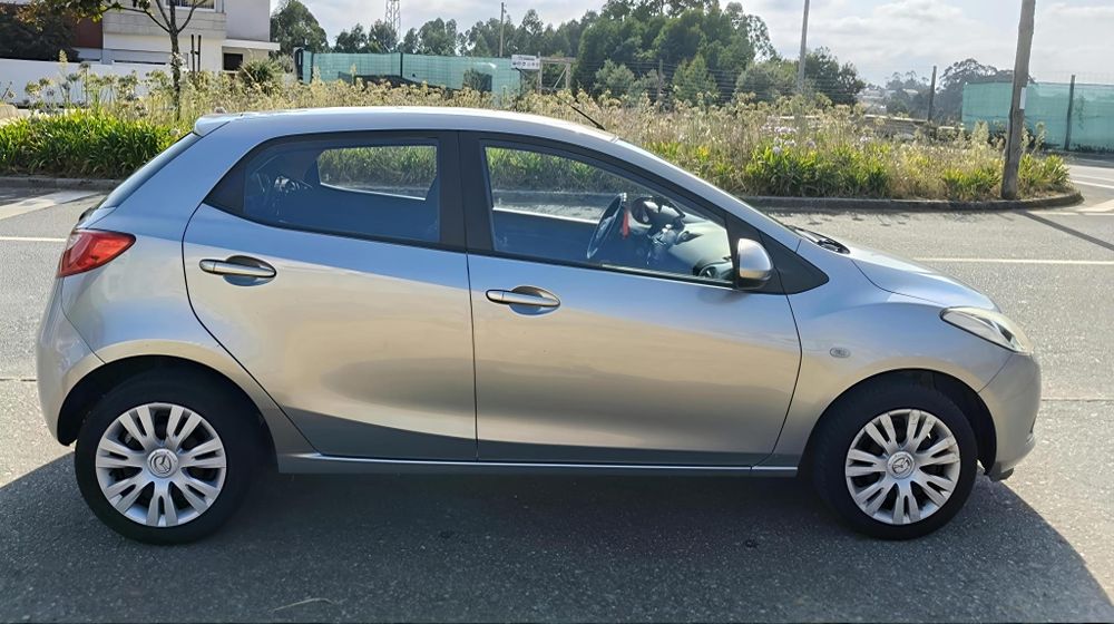 Mazda 2 de 5 lugares com 230.000km apenas  um dono .