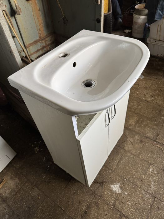 Умывальник с тумбочкой в ванную комнату