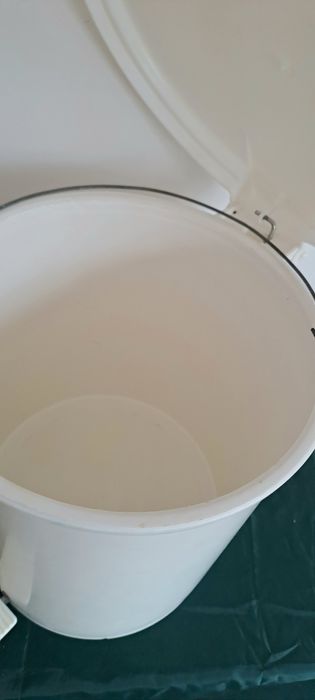 Balde do lixo branco
Apresenta algumas marcas na tampo
De resto em bom