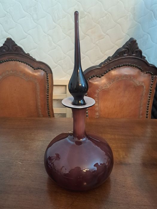 Decantador de vidro soprado de cor ametista com uma rolha pontiaguda