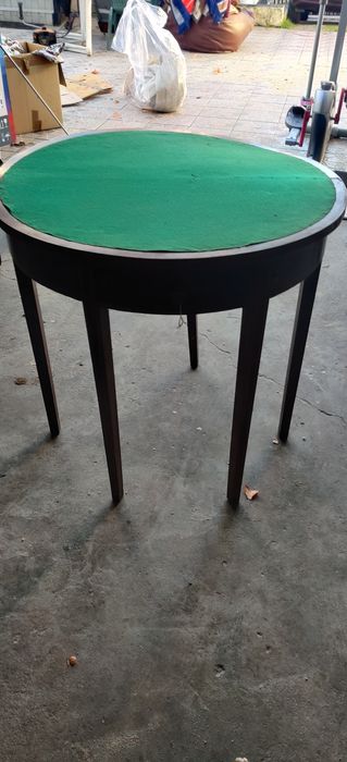 Mesa de jogo em meia lua