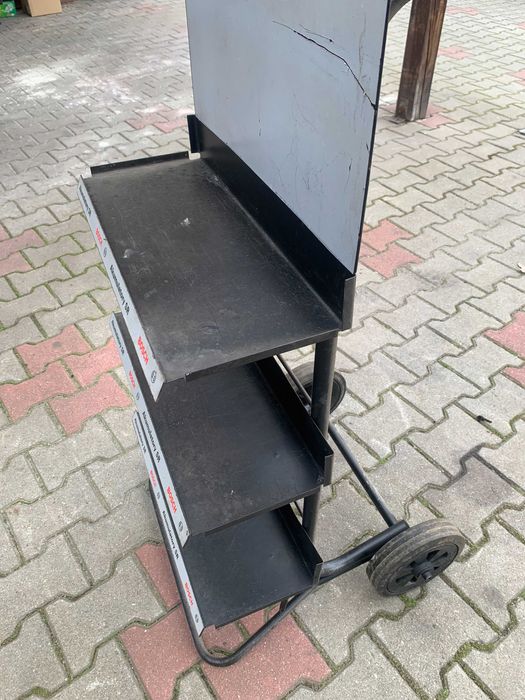 Regał metalowy na akumulatory na kołach