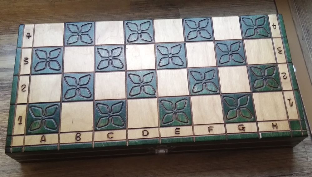 Drewniane szachy w ozdobnej skrzynce z planszą – komplet, vintage