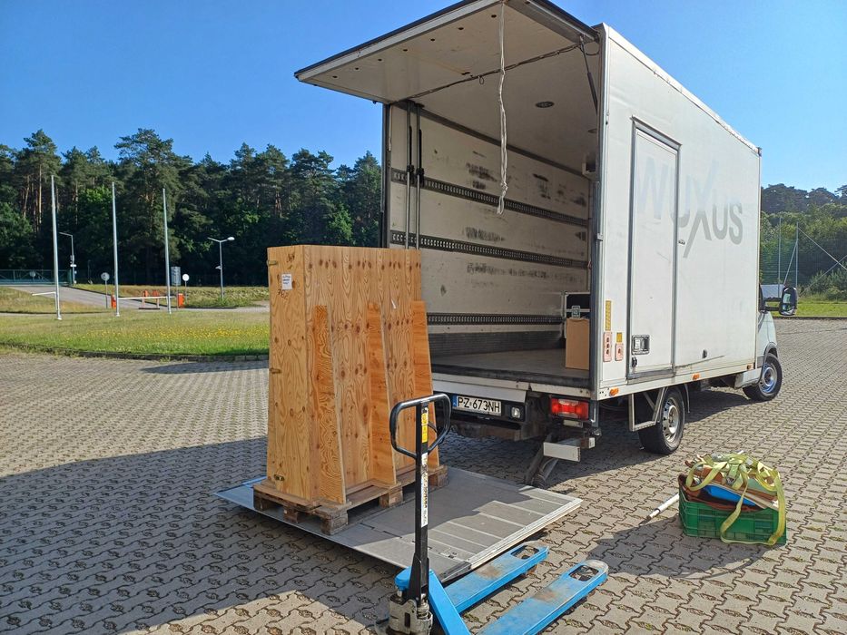 Transport palet Poznań – auto z windą, przewóz maszyn i gabarytów