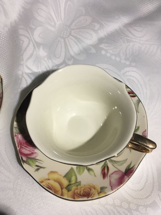 Filiżanki ceramiczne ze spodkiem zdobienia róże 2 kpl