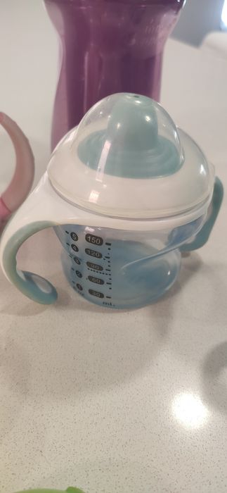 Dou a quem precise biberões, tetinas, porta chuchas