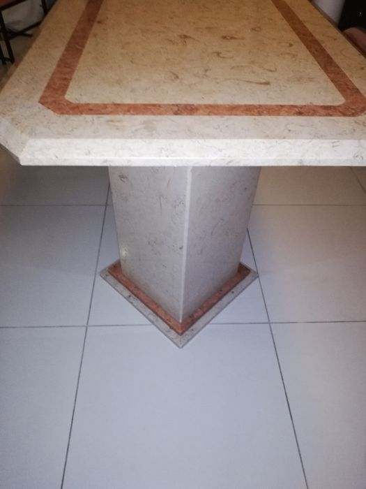 Mesa de sala em mármore rosa