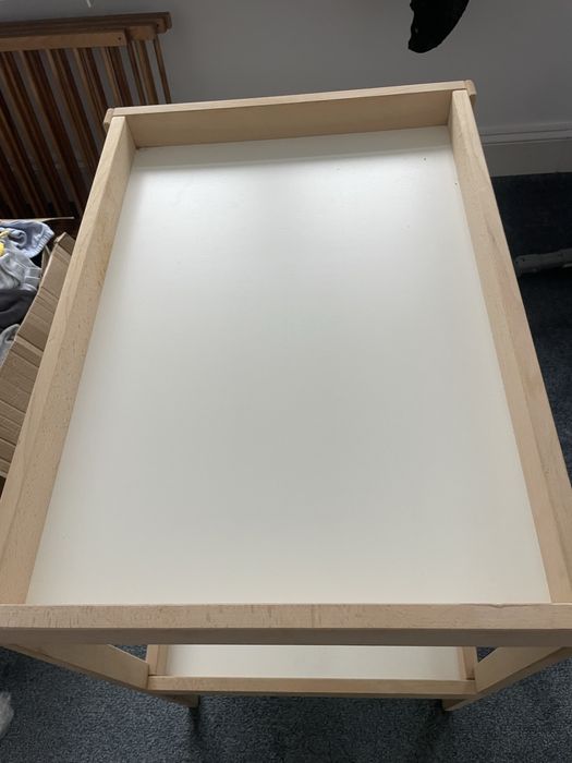 Wolnostojący drewniany przewijak dla niemowlaka dziecięcy