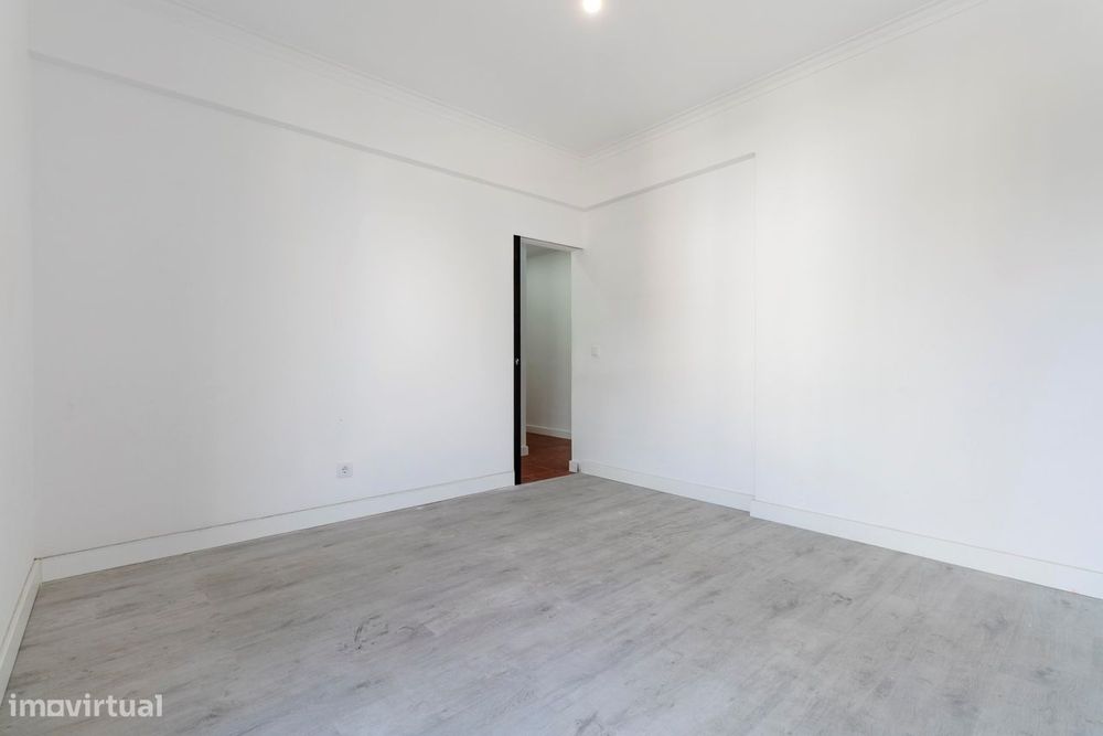Apartamento T2 c/ Varanda em Agualva, Sintra