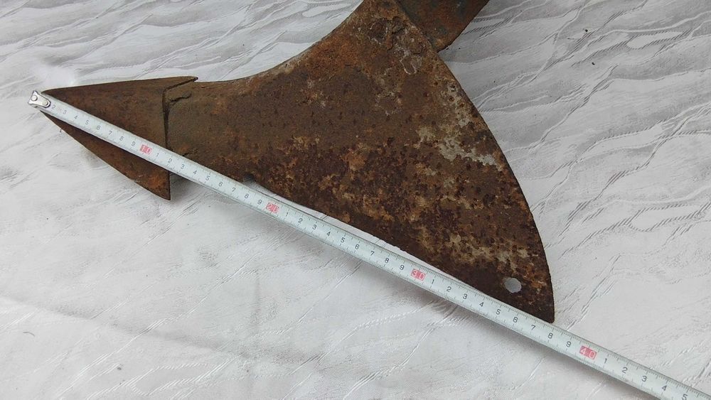 Stary metalowy pług