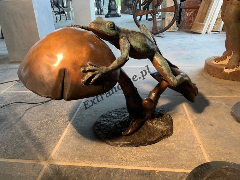 Żaba z brązu , rzeźba do ogrodu . Żaba z grzybem