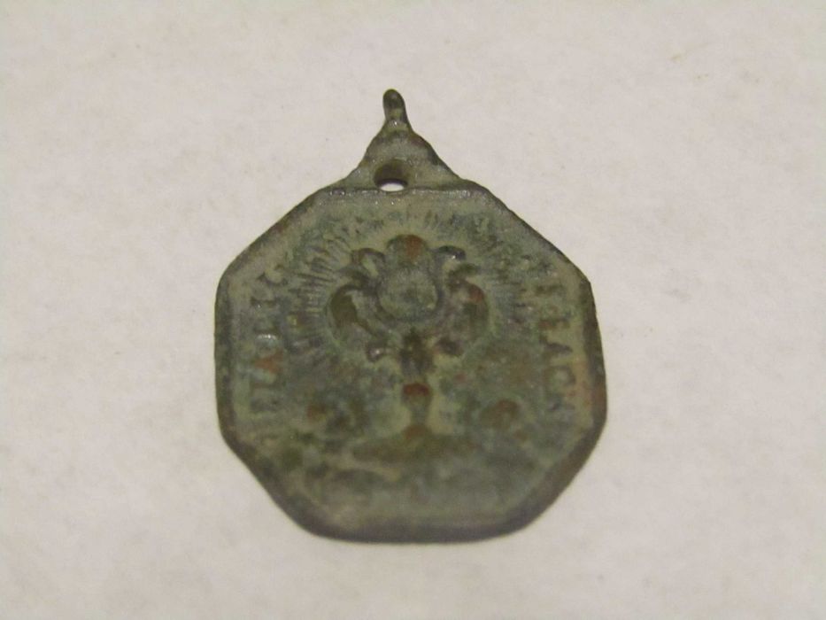 Medalha religiosa octogonal em bronze do século XVII-XVIII