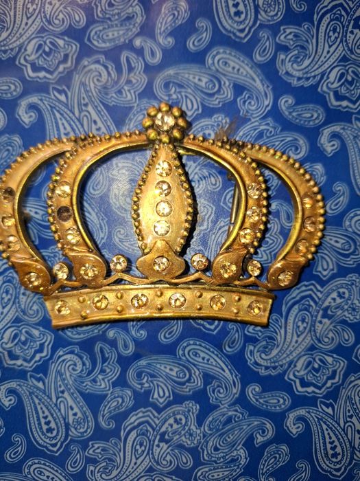 Пряжка  золотистая корона в камушках.металл.начало века.винтаж