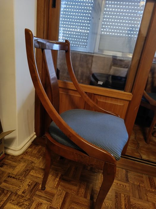 Cadeiras em cerejeira com assento estofado