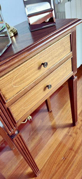 Mobilia de quarto em madeira centenária e maciça