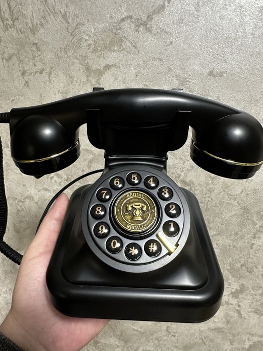 Стаціонарний телефон у ретро стилі