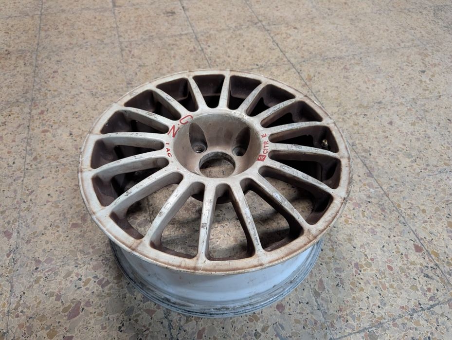 Só tenho uma jante citroen c2 Race 16"