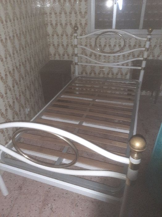 Cama e mesa de cabeceira