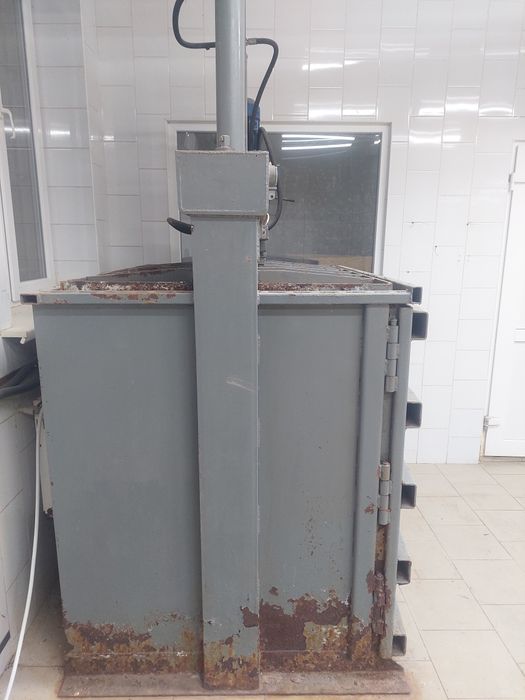 Гідравлічний прес для макулатури та вториної сировини