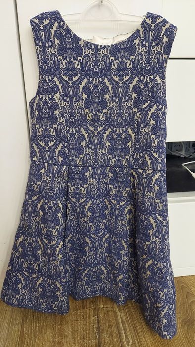 Elegancka  sukienka  z niebieskim żakadrowym wzorem C&A rozm.116