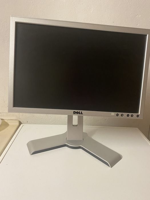 Komputer z klawiaturą i monitorem