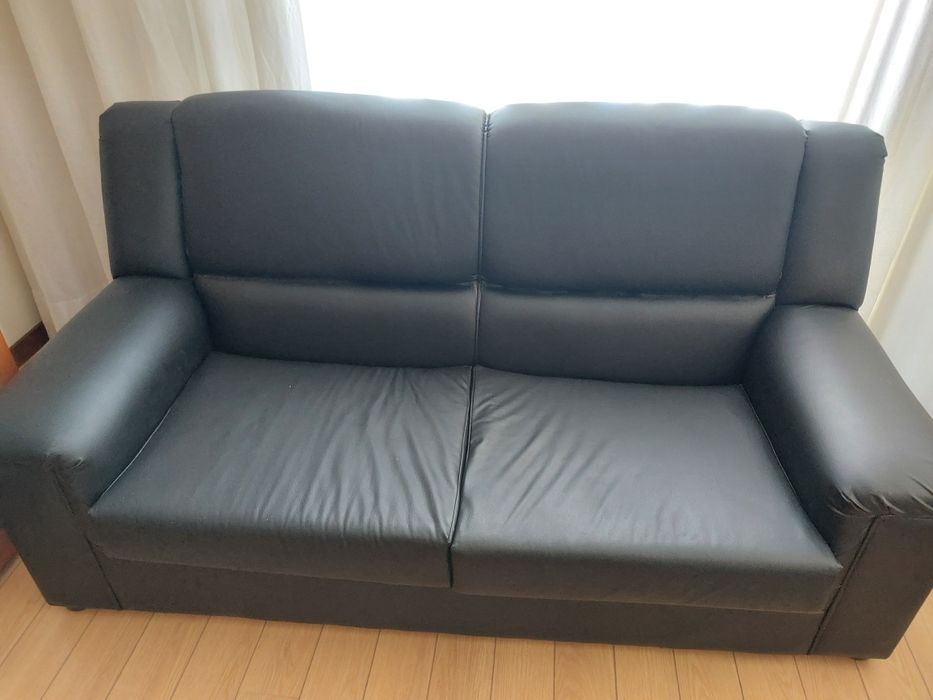 Sofá cama de 2 lugares em preto