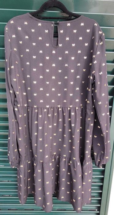 Vestido preto com laços dourados