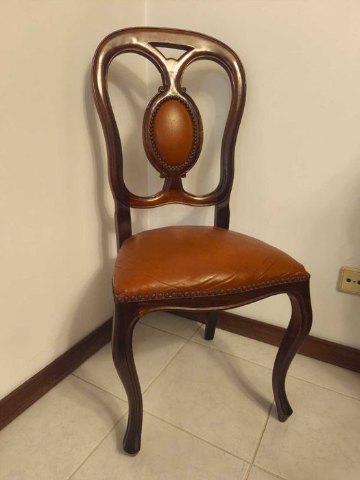 Conjunto Mesa Extensível em Madeira Maciça + 8 Cadeiras